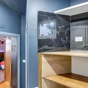  Apartment Stranger Pod